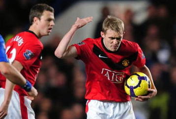 LONDON, ENGLAND - NOVEMBER 08:  Darren Fletcher of Manchester United reacts as Ricardo Carvalho of Chelsea lies injured on the pitchduring the Barclays Premier League match between Chelsea and Manchester United at Stamford Bridge on November 8, 2009 in London, England.  (Photo by Clive Mason/Getty Images)