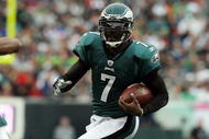 PHILADELPHIA - NOVEMBER 01: Michael Vick #7 of the Philadelphia Eagles runs the ball for a first down in the first half against the New York Giants on November 1, 2009 at Lincoln Financial Field in Philadelphia, Pennsylvania. (Photo by Jim McIsaac/Getty Images)