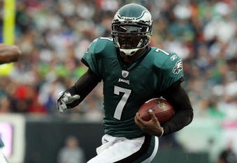 PHILADELPHIA - NOVEMBER 01:  Michael Vick #7 of the Philadelphia Eagles runs the ball for a first down in the first half against the New York Giants on November 1, 2009 at Lincoln Financial Field in Philadelphia, Pennsylvania.  (Photo by Jim McIsaac/Getty Images)