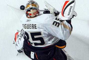 UNIONDALE, NY - JANUARY 21:  Jean-Sebastien Giguere #35 of the Anaheim Ducks warms up before playing against the New York Islanders on January 21, 2009 at Nassau Coliseum in Uniondale, New York. The Islanders defeated the Ducks 2-1.  (Photo by Jim McIsaac/Getty Images)