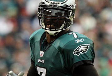 PHILADELPHIA - NOVEMBER 01:  Michael Vick #7 of the Philadelphia Eagles runs the ball for a first down in the first half against the New York Giants on November 1, 2009 at Lincoln Financial Field in Philadelphia, Pennsylvania.  (Photo by Jim McIsaac/Getty Images)