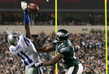 PHILADELPHIA - NOVEMBER 08:  Roy Williams #11 of the Dallas Cowboys can't make the catch against Sheldon Brown #24 of the Philadelphia Eagles at Lincoln Financial Field on November 8, 2009 in Philadelphia, Pennsylvania.  (Photo by Al Bello/Getty Images)