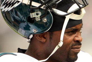 PHILADELPHIA - SEPTEMBER 27:  Quarterback Michael Vick #7 of the Philadelphia Eagles warms up before taking on the Kansas City Chiefs during their game on September 27, 2009 at Lincoln Financial Field in Philadelphia, Pennsylvania.  (Photo by Travis Lindquist/Getty Images)