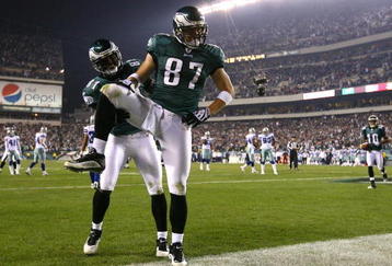 PHILADELPHIA - NOVEMBER 08:  Brent Celek #87 and Jason Avant #81 of the Philadelphia Eagles celebrate after Celek scored on a 11-yard touchdown reception in the third quarter against the Dallas Cowboys at Lincoln Financial Field on November 8, 2009 in Philadelphia, Pennsylvania. The Cowboys won 20-16. (Photo by Al Bello/Getty Images)