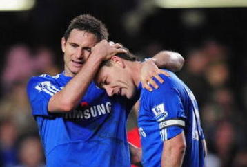 LONDON, ENGLAND - NOVEMBER 08:  Frank Lampard and John Terry of Chelsea hug following  their team's 1-0 victoryduring the Barclays Premier League match between Chelsea and Manchester United at Stamford Bridge on November 8, 2009 in London, England.  (Photo by Clive Mason/Getty Images)