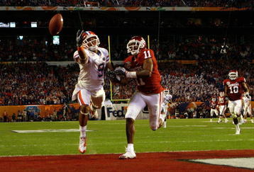 MIAMI - JANUARY 08:  Louis Murphy #9 of the Florida Gators can't make a play on a ball thrown to the endzone against Lendy Holmes #11 of the Oklahoma Sooners against the Florida Gators during the FedEx BCS National Championship game at Dolphin Stadium on January 8, 2009 in Miami, Florida. Florida won 24-14. (Photo by Doug Benc/Getty Images)
