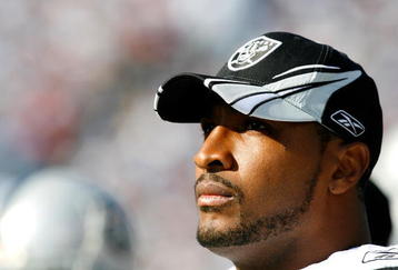 NASHVILLE, TN - OCTOBER 28:  Quarterback Daunte Culpepper #8 of the Oakland Raiders watches the defense during the second half against the Tennessee Titans at LP Field October 28, 2007 in Nashville, Tennessee.  Tennessee defeated Oakland 13-9.  (Photo by Kevin C. Cox/Getty Images)