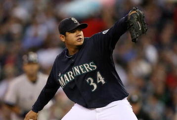 SEATTLE - SEPTEMBER 18:  Starting pitcher Felix Hernandez #34 of the Seattle Mariners pitches against the New York Yankees on September 18, 2009 at Safeco Field in Seattle, Washington. (Photo by Otto Greule Jr/Getty Images)