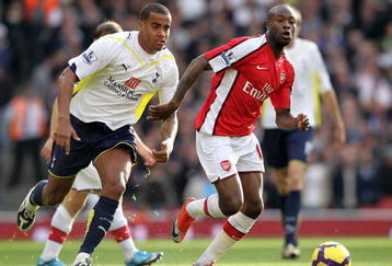 LONDON, ENGLAND - OCTOBER 31:  William Gallas of Arsenal breaks away from Tom Huddlestone of Tottenham Hotspur during the Barclays Premier League match between Arsenal and Tottenham Hotspur at the Emirates Stadium on October 31, 2009 in London, England.  (Photo by Shaun Botterill/Getty Images)