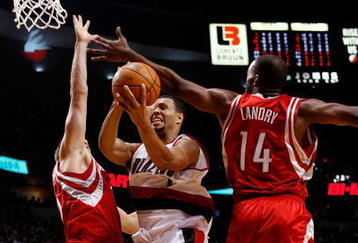 PORTLAND, OR - OCTOBER 27:  Brandon Roy #7 of the Portland Trail Blazers drives against Carl Landry #14 and David Andersen #13 of the Houston Rockets during the season opener on October 27, 2009 at the Rose Garden in Portland, Oregon. NOTE TO USER: User expressly acknowledges and agrees that, by downloading and or using this Photograph, user is consenting to the terms and conditions of the Getty Images License Agreement.  (Photo by Jonathan Ferrey/Getty Images)