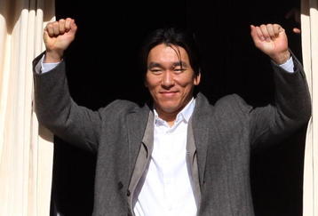 NEW YORK - NOVEMBER 06:  Hideki Matsui #55 of the New York Yankees waves to the crowd during the New York Yankees World Series Victory Celebration at City Hall on November 6, 2009 in New York, New York.  (Photo by Jim McIsaac/Getty Images)