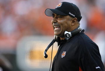 )CINCINNATI - NOVEMBER 8: Head coach Marvin Lewis of the Cincinnati Bengals reacts to his team's play against the Baltimore Ravens in their NFL game at Paul Brown Stadium November 8, 2009 in Cincinnati, Ohio.    (Photo by John Sommers II/Getty Images)