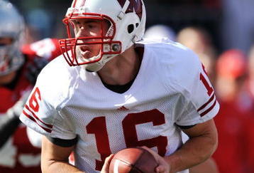 COLUMBUS, OH - OCTOBER 10:  Quarterback Scott Tolzien #16 of the Wisconsin Badgers hands off the ball against the Ohio State Buckeyes at Ohio Stadium on October 10, 2009 in Columbus, Ohio.  (Photo by Jamie Sabau/Getty Images)