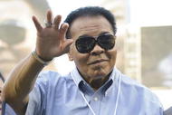 NEW YORK - AUGUST 06:  Boxing great Muhammad Ali  waves to the crowd during a ceremony honoring him with the 'Six Star Diamond Award' from the American Academy of Hospitality Sciences before the AL baseball game between the Boston Red Sox and the New York Yankees at Yankee Stadium on August 6, 2009 in New York, New York.  (Photo by Paul Bereswill/Getty Images)