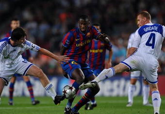 BARCELONA, SPAIN - SEPTEMBER 29:  Yaya Toure (C) of Barcelona duels for the ball with Artem Milevskiy (L) and Tiberiu Ghioane of Dynamo Kiev during the Champions League group F match between Barcelona and Dynamo Kiev at the Camp Nou Stadium on September 29, 2009 in Barcelona, Spain.  (Photo by Jasper Juinen/Getty Images)