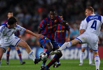 BARCELONA, SPAIN - SEPTEMBER 29:  Yaya Toure (C) of Barcelona duels for the ball with Artem Milevskiy (L) and Tiberiu Ghioane of Dynamo Kiev during the Champions League group F match between Barcelona and Dynamo Kiev at the Camp Nou Stadium on September 29, 2009 in Barcelona, Spain.  (Photo by Jasper Juinen/Getty Images)