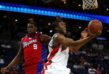 OAKLAND, CA - NOVEMBER 06:  Kelenna Azubuike #7 of the Golden State Warriors drives past DeAndre Jordan #9 of the Los Angeles Clippers at Oracle Arena on November 6, 2009 in Oakland, California.  NOTE TO USER: User expressly acknowledges and agrees that, by downloading and/or using this Photograph, User is consenting to the terms and conditions of the Getty Images License Agreement.  (Photo by Ezra Shaw/Getty Images)
