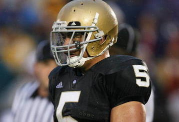 SOUTH BEND, IN - OCTOBER 03: Manti Te'o #5 of the Notre Dame Fighting Irish looks to the bench for a defensive signal against the Washington Huskies on October 3, 2009 at Notre Dame Stadium in South Bend, Indiana. Notre Dame defeated Washington 37-30 in overtime. (Photo by Jonathan Daniel/Getty Images)