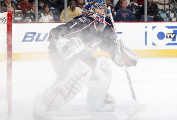 COLUMBUS, OH - NOVEMBER 04: Steve Mason #1 of the Columbus Blue Jackets keeps a eye on the puck while playing the San Jose Sharks on November 4, 2009 at Nationwide Arena in Columbus, Ohio. San Jose won the game 3-2 in a shootout.  (Photo by Gregory Shamus/Getty Images)