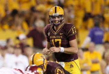 TEMPE, AZ - NOVEMBER 07:  Quarterback Brock Osweiler #17 of the Arizona State Sun Devils prepares to snap the ball against the USC Trojans during the college football game at Sun Devil Stadium on November 7, 2009 in Tempe, Arizona.  The Trojans defeated the Devils 14-9.  (Photo by Christian Petersen/Getty Images)