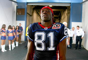 ORCHARD PARK, NY - SEPTEMBER 20:  Terrell Owens #81 of the Buffalo Bills gets ready to take the field against the Tampa Bay Buccaneers at Ralph Wilson Stadium on September 20, 2009 in Orchard Park, New York. Buffalo 33-20. (Photo by Rick Stewart/Getty Images)