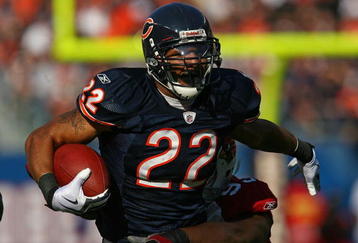 CHICAGO - NOVEMBER 08: Matt Forte #22 of the Chicago Bears breaks away from Calais Campbell #93 of the Arizona Cardinals at Soldier Field on November 8, 2009 in Chicago, Illinois. (Photo by Jonathan Daniel/Getty Images)