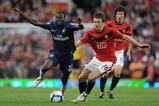 MANCHESTER, UNITED KINGDOM - AUGUST 29:   Emmanuel Eboue of Arsenal is challenged by Michael Carrick of Manchester United during the Barclays Premier League match between Manchester United and Arsenal at Old Trafford on August 29, 2009 in Manchester, England. (Photo by Laurence Griffiths/Getty Images)