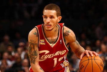 NEW YORK - NOVEMBER 06:  Delonte West #13 of the Cleveland Cavaliers drives to the basket against the New York Knicks at Madison Square Garden November 6, 2009 in New York City. NOTE TO USER: User expressly acknowledges and agrees that, by downloading and/or using this Photograph, User is consenting to the terms and conditions of the Getty Images License Agreement.  (Photo by Chris McGrath/Getty Images)