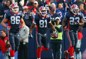 ORCHARD PARK, NY - NOVEMBER 01:  Derek Fine #86, Terrell Owens #81 and Marshawn Lynch #23 of the Buffalo Bills celebrate during the game against the Houston Texans at Ralph Wilson Stadium on November 1, 2009 in Orchard Park, New York. Houston won 31-10. (Photo by Rick Stewart/Getty Images)
