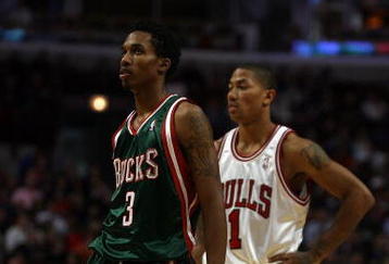 CHICAGO - NOVEMBER 03: Brandon Jennings #3 of the Milwaukee Bucks and Derrick Rose #1 of the Chicago Bulls wait for a free-throw at the United Center on November 3, 2009 in Chicago, Illinois. The Bulls defeated the Bucks 83-81. (Photo by Jonathan Daniel/Getty Images)