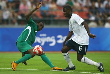 BEIJING - AUGUST 13:  Maurice Edu #6 of the United States goes after the ball in front of Chinedu Ogbuke Obasi #7 of Nigeria during the Men's First Round Group B match at the Workers' Stadium on Day 5 of the Beijing 2008 Olympic Games on August 13, 2008 in Beijing, China.  (Photo by Shaun Botterill/Getty Images)