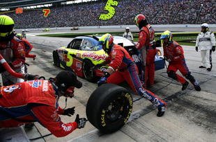 FORT WORTH, TX - NOVEMBER 08:  Mark Martin, driver of the #5 CARQUEST/Kellogg's Chevrolet, pits during the NASCAR Sprint Cup Series Dickies 500 at Texas Motor Speedway on November 8, 2009 in Fort Worth, Texas.  (Photo by Darrell Ingham/Getty Images)