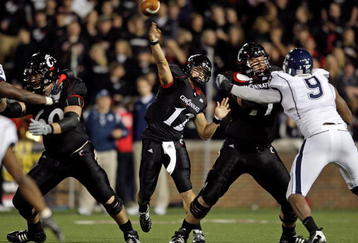 CINCINNATI - NOVEMBER 07:  Zach Collaros #12 of the Cincinnati Bearcats throws a pass against the Connecticut Huskies during the Big East Conference game at Nippert Stadium on November 7, 2009 in Cincinnati, Ohio.  (Photo by Andy Lyons/Getty Images)