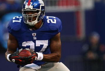 EAST RUTHERFORD, NJ - NOVEMBER 08: Brandon Jacobs #27 of the New York Giantsmakes a break against the San Diego Chargers on November 8, 2009 at Giants Stadium in East Rutherford, New Jersey.  (Photo by Chris McGrath/Getty Images)