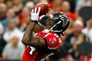 ATLANTA - SEPTEMBER 13:  Roddy White #84 of the Atlanta Falcons pulls in this reception against Christopher Owens #21 of the Miami Dolphins at Georgia Dome on September 13, 2009 in Atlanta, Georgia.  (Photo by Kevin C. Cox/Getty Images)
