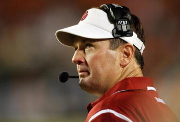 MIAMI GARDENS, FL - OCTOBER 03:  Head coach Bob Stoops of the Oklahoma Sooners looks up to the scoreboard with less than a minute to go in the game against the Miami Hurricanes at Land Shark Stadium on October 3, 2009 in Miami Gardens, Florida. Miami defeated Oklahoma 21-20.  (Photo by Doug Benc/Getty Images)