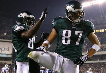 PHILADELPHIA - NOVEMBER 08:  Brent Celek #87 and Jason Avant #81 of the Philadelphia Eagles celebrate after Celek scored on a 11-yard touchdown reception in the third quarter against the Dallas Cowboys at Lincoln Financial Field on November 8, 2009 in Philadelphia, Pennsylvania.  (Photo by Al Bello/Getty Images)