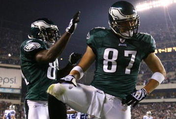 PHILADELPHIA - NOVEMBER 08:  Brent Celek #87 and Jason Avant #81 of the Philadelphia Eagles celebrate after Celek scored on a 11-yard touchdown reception in the third quarter against the Dallas Cowboys at Lincoln Financial Field on November 8, 2009 in Philadelphia, Pennsylvania.  (Photo by Al Bello/Getty Images)