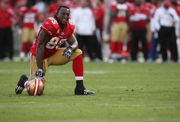 SAN FRANCISCO - NOVEMBER 08:  Vernon Davis #85 of the San Francisco 49ers looks on against the Tennessee Titans during an NFL game on November 8, 2009 at Candlestick Park in San Francisco, California.  (Photo by Jed Jacobsohn/Getty Images)