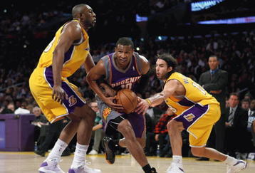 LOS ANGELES, CA - FEBRUARY 26:  Leandro Barbosa #10 of the Phoenix Suns drives the ball past Didier Ilunga-Mbenga #28 and Sasha Vujacic #18 of the Los Angeles Lakers during the NBA game against the Los Angeles Lakers at Staples Center on February 26, 2009 in Los Angeles, California.    The Lakers defeated the Suns 132-106.  NOTE TO USER: User expressly acknowledges and agrees that, by downloading and or using this Photograph, user is consenting to the terms and conditions of the Getty Images License Agreement.  (Photo by Christian Petersen/Getty Images)