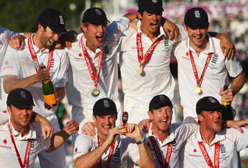LONDON - AUGUST 23:  Andrew Strauss of England lifts the Ashes urn as team mates celebrate victory during day four of the npower 5th Ashes Test Match between England and Australia at The Brit Oval on August 23, 2009 in London, England.  (Photo by Tom Shaw/Getty Images)