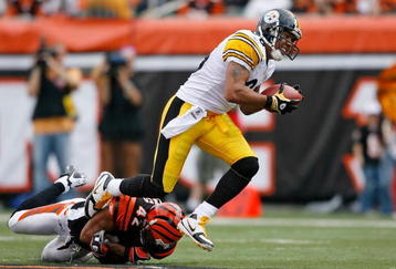 CINCINNATI - SEPTEMBER 27:  Hines Ward #86 of the Pittsburgh Steelers runs with the ball during the NFL game against the Cincinnati Bengals at Paul Brown Stadium on September 27, 2009 in Cincinnati, Ohio.  (Photo by Andy Lyons/Getty Images)
