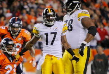 DENVER - NOVEMBER 09: Andre Goodman #21 of the Denver Broncos celebrates with teammate Wesley Woodyard after making an interception as Mike Wallace #17 and Max Starks #78 of the Pittsburgh Steelers look on at Invesco Field at Mile High on November 09, 2009 in Denver, Colorado. (Photo by Doug Pensinger/Getty Images)