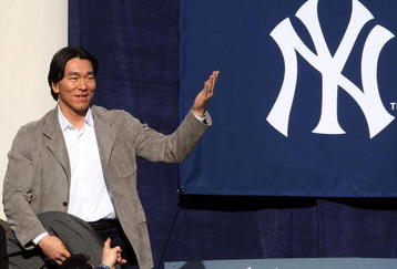 NEW YORK - NOVEMBER 06:  Hideki Matsui #55 of the New York Yankees waves to the crowd during the New York Yankees World Series Victory Celebration at City Hall on November 6, 2009 in New York, New York.  (Photo by Jim McIsaac/Getty Images)