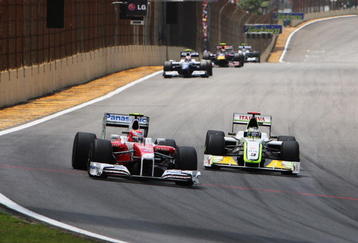 SAO PAULO, BRAZIL - OCTOBER 18:  Kamui Kobayashi (L) of Japan and Toyota and Jenson Button (R) of Great Britain and Brawn GP race into turn one during the Brazilian Formula One Grand Prix at the Interlagos Circuit on October 18, 2009 in Sao Paulo, Brazil.  (Photo by Mark Thompson/Getty Images)