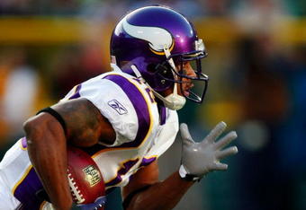 GREEN BAY, WI - NOVEMBER 01: Wide receiver Percy Harvin #12 of the Minnesota Vikings runs with the ball during the first quarter of the game against the Green Bay Packers at Lambeau Field on November 1, 2009 in Green Bay, Wisconsin. (Photo by Scott Boehm/Getty Images)