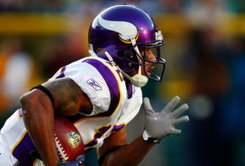 GREEN BAY, WI - NOVEMBER 01: Wide receiver Percy Harvin #12 of the Minnesota Vikings runs with the ball during the first quarter of the game against the Green Bay Packers at Lambeau Field on November 1, 2009 in Green Bay, Wisconsin. (Photo by Scott Boehm/Getty Images)