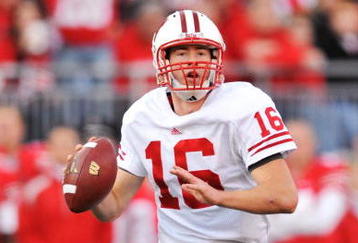 COLUMBUS, OH - OCTOBER 10:  Quarterback Scott Tolzien #16 of the Wisconsin Badgers runs with the ball against the Ohio State Buckeyes at Ohio Stadium on October 10, 2009 in Columbus, Ohio.  (Photo by Jamie Sabau/Getty Images)