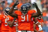 CHICAGO - NOVEMBER 01: Tommie Harris #91 of the Chicago Bears encourages the crowd during a game against the Cleveland Browns at Soldier Field on November 1, 2009 in Chicago, Illinois. The Bears defeated the Browns 30-6. (Photo by Jonathan Daniel/Getty Images)