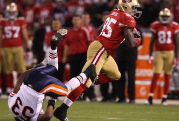 SAN FRANCISCO - NOVEMBER 12:  Vernon Davis #85 of the San Francisco 49ers runs after a catch as Nick Roach #53 of the Chicago Bears defends during an NFL game at Candlestick Park on November 12, 2009 in San Francisco, California.  (Photo by Jed Jacobsohn/Getty Images)